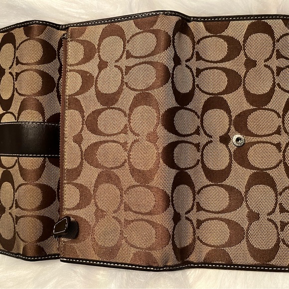 Coach Signature Wallet - Picture 2 of 9